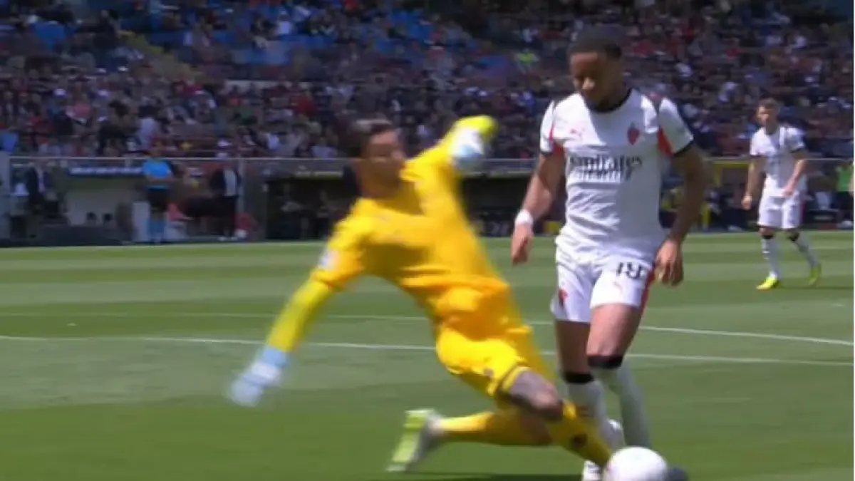 Pelanggaran kiper Genoa pada striker AC Milan Christopher Nkunku yang berujung penalti. (Istimewa) 