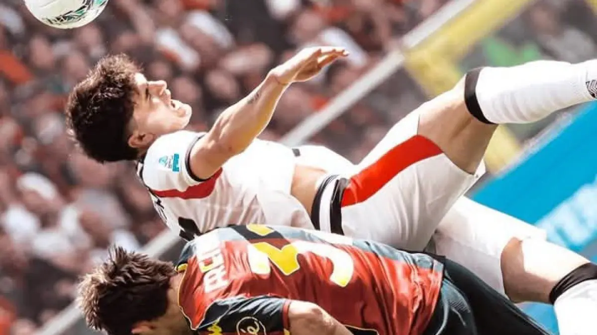 Pemain AC Milan dan Genoa berebut bola. (Istimewa) 