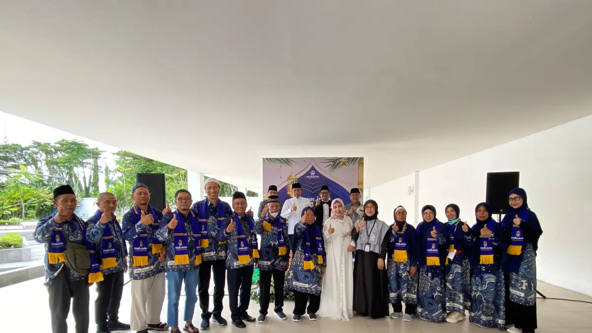 PERDANA: Jemaah haji khusus Muhsinin Tour and Travel asal NTB berfoto bersama sebelum bertolak dari BIZAM ke Tanah Suci, Minggu (17/5).