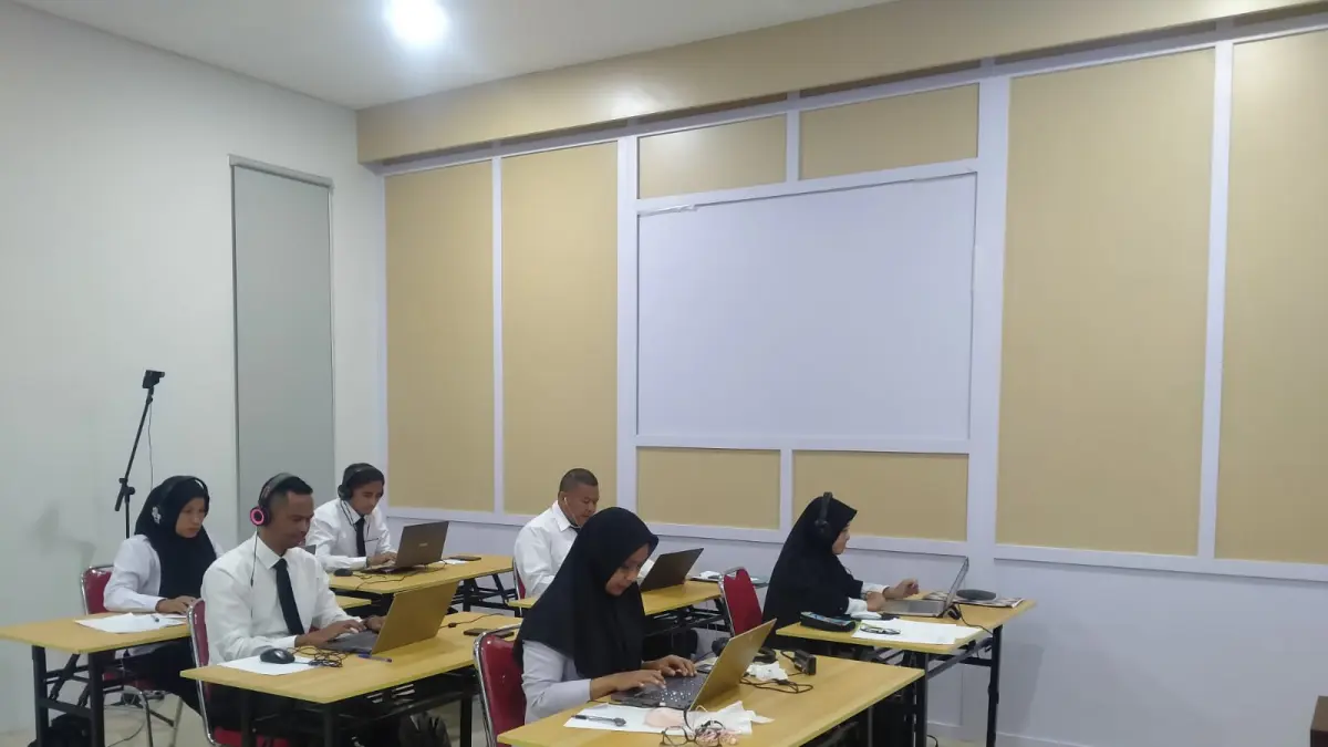 Peserta mengikuti Uji Kompetensi Manajerial Sosial Kultural Jabatan Fungsional Perancang Peraturan Perundang-undangan yang difasilitasi Kanwil Kemenkum NTB secara daring melalui metode Computer Based Test (CBT).
