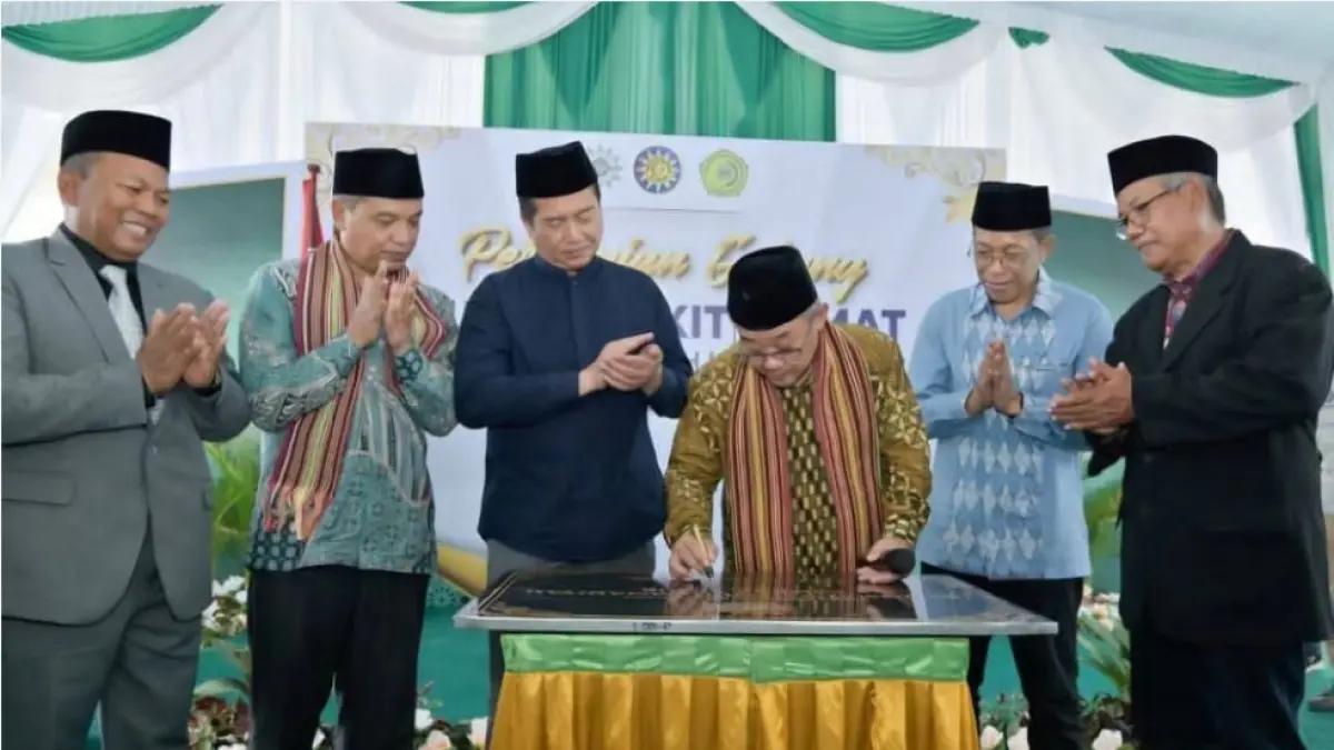 RESMIKAN: Mendikdasmen RI Abdul Mu’ti bersama Gubernur NTB Lalu Muhamad Iqbal saat meresmikan RS UMMAT PKU Muhammadiyah Lombok Timur, Ahad (17/5). (Diskominfotikntb/LombokPost)