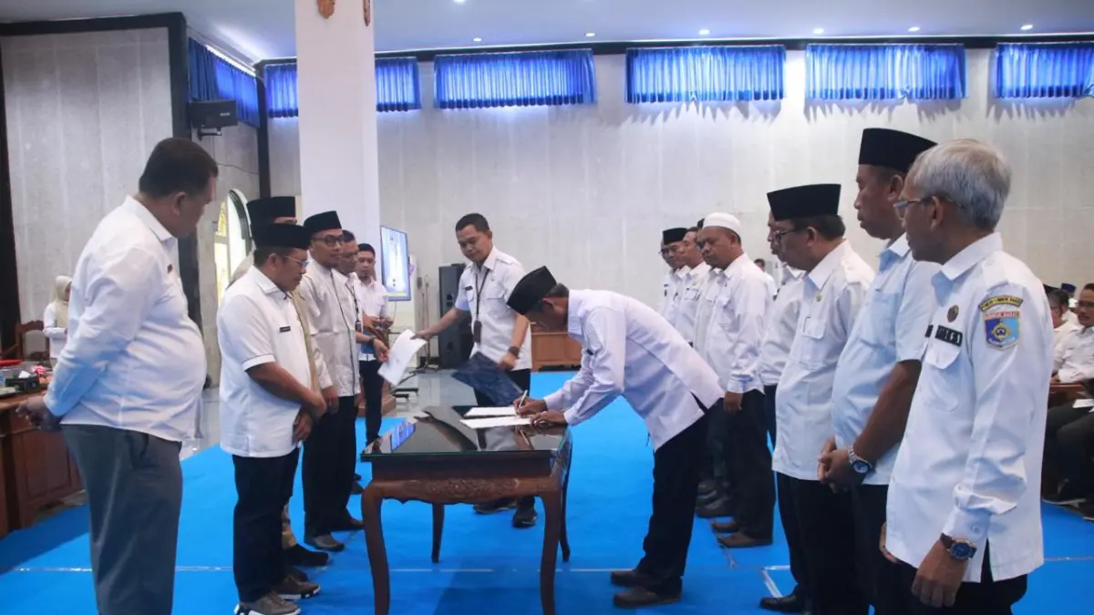 SEJAHTERA DARI DESA: Bupati Lombok Barat Lalu Ahmad Zaini menyerahkan DIPA Program Rp1 miliar per desa dan kelurahan kepada perwakilan kepala desa di Aula Narmada Kantor Bupati Lombok Barat, Rabu (13/5).
