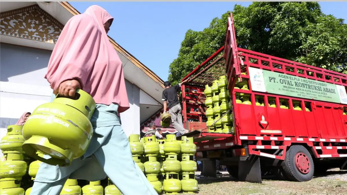 STOK AMAN: Warga yang tengah membeli elpiji 3kg di salah satu pangkalan, belum lama ini. (PERTAMINA FOR LOMBOK POST)