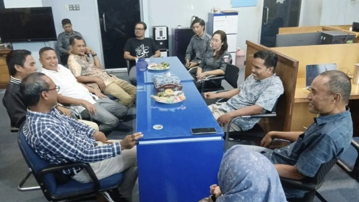 Komisioner Bawaslu NTB Umar Achmad Seth (kiri), Suhardi (dua dari kiri), Hasan Basri (tiga dari kiri), dan Ketua Bawaslu NTB Itratip (empat dari kiri) berkunjung ke kantor redaksi Lombok Post, Senin (18/5). Pemimpin Redaksi Lombok Post Jony Marthadinata (dua dari kanan) dan Wakil Pemimpin Redaksi Zulhakim (tiga dari kanan) menyimak paparan komisioner Bawaslu NTB.