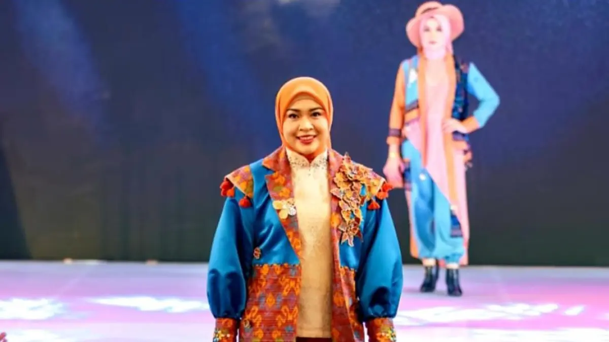 ANGGUN BERBALUT TRADISI: Salah satu gaun memanfaatkan kain tenun Gumise khas Lombok Barat saat diperagakan Ayu Indra Rukmana Zaini dalam Parade Karya Kriya NTB 2026 di Lombok Epicentrum Mall.
