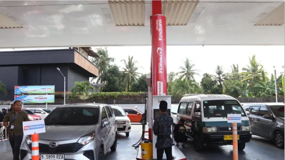 ANTRE: Sejumlah kendaraan antre mengisi BBM di SPBU. Pemerintah sedang mengkaji untuk membatasi konsumsi BBM subsidi berdasarkan CC kendaaraan. (KALTIM POST)