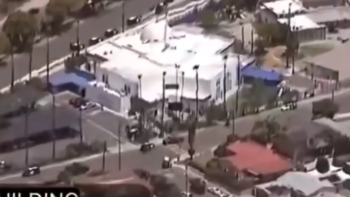 Aparat kepolisian berjaga di sekitar Islamic Center of San Diego usai penembakan brutal yang menewaskan tiga jamaah. Polisi menyelidiki insiden ini sebagai dugaan kejahatan kebencian terhadap umat Islam.
