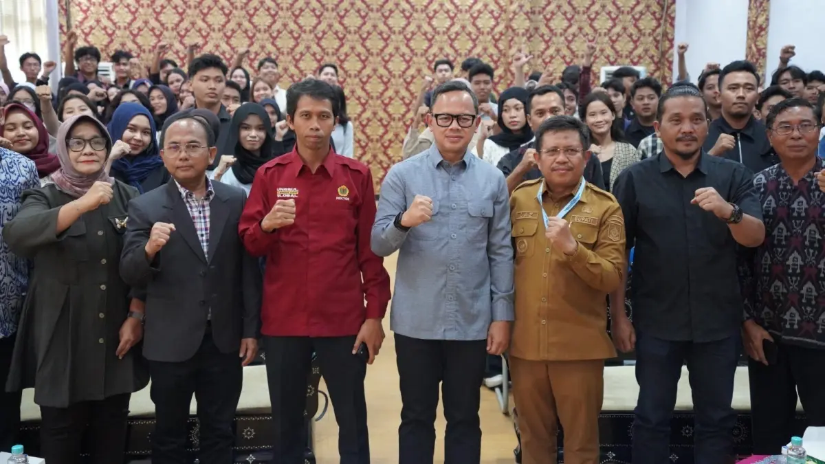 BEDAH BUKU: Rektor Unram Prof Sukardi (baju merah) bersama Wakil Menteri Dalam Negeri Bima Arya dan Bupati Lobar pada kegiatan bedah buku Babad Alas di Unram, Selasa (19/5).

