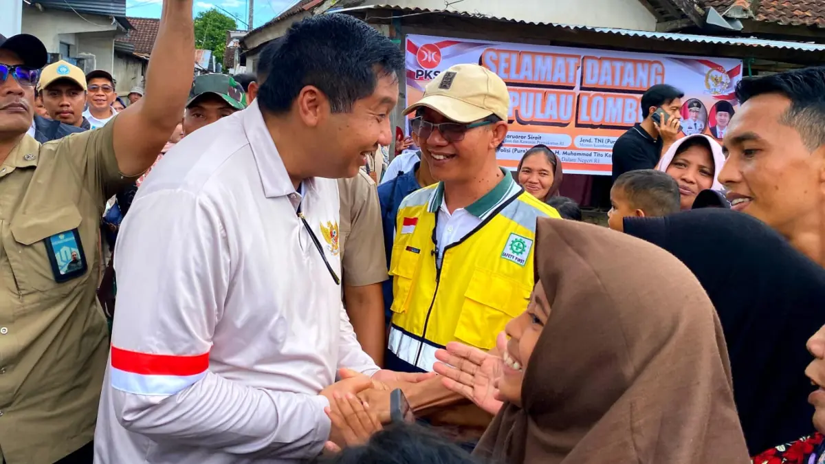 BEDAH RTLH: Menteri PKP Maruarar Sirait bersama Mendagri saat meluncurkan program BSPS di Desa Dasan Geria, Kecamatan Lingsar, Lombok Barat, Selasa (19/5). (Toni/Lombok Post)
