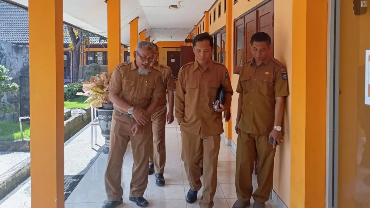 BERKUNJUNG: Kepala Dikpora NTB Syamsul Hadi (tengah) saat berkunjung ke salah satu sekolah di Kota Mataram, pekan lalu.