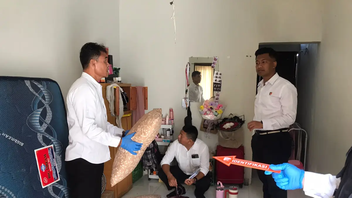 CARI BUKTI: Polisi melakukan olah TKP di kamar kos tempat ditemukannya mahasiswi Unram berinisial NDR meninggal di Jalan Jalan Sakura VII, Gomong, Kecamatan Selaparang, Kota Mataram, Senin (18/5). (HARLI/LOMBOK POST)