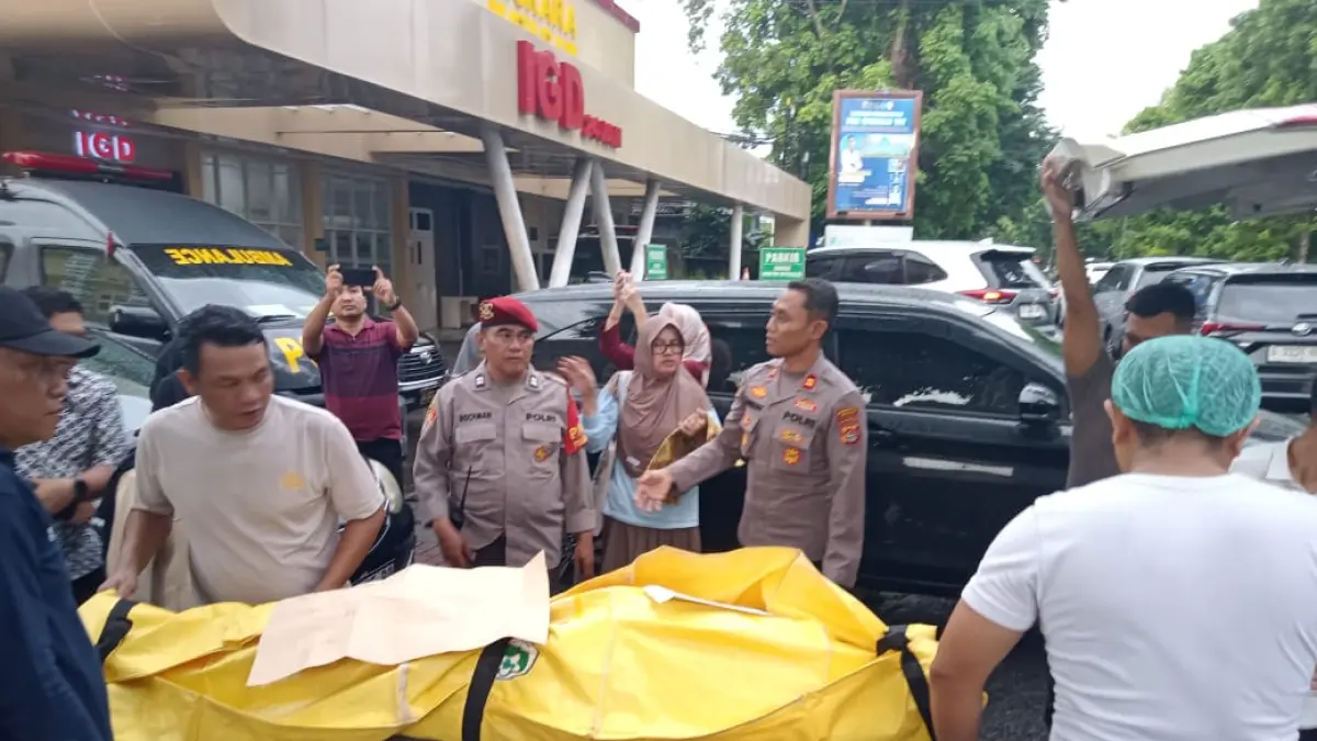 DIMAKAMKAN: Petugas Rumah Sakit Bhayangkara Polda NTB menaikkan jenazah mahasiswi Unram ke Mobil Ambulance setelah diserahkan ke pihak keluarga, Selasa (19/5). (Harli/LombokPost)
