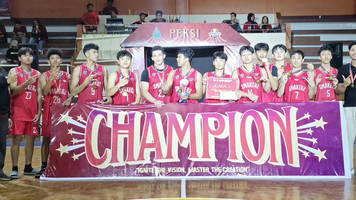 FOTO BERSAMA: Kepala MAN 2 Mataram Sumber Hadi (Pakai topi) foto bersama Smakerz yang menjadi juara pada Final Basket MSW MAN 2 Mataram di GOR Bhakti Mulia, Minggu lalu (17/5).