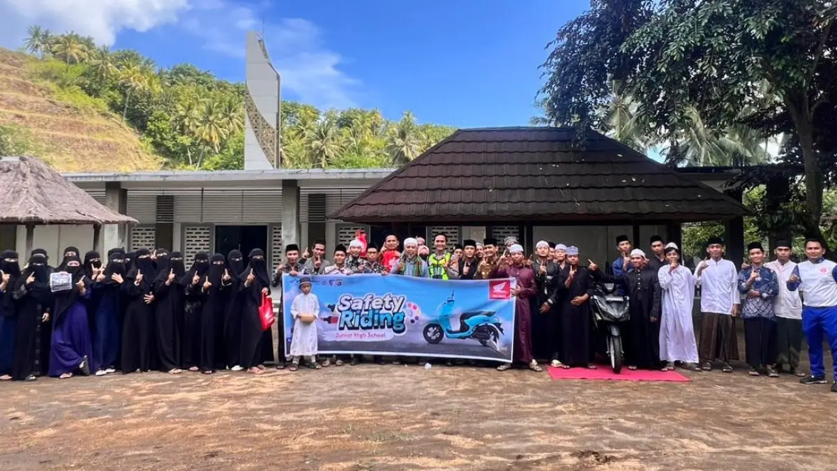 Foto bersama : Tim Safety Riding Astra Motor NTB dan Satlantas Polres Lombok Utara bersama untuk siswa/i Pondok Pesantren Madrasah Ibtidaiyah Istidaduddarain.