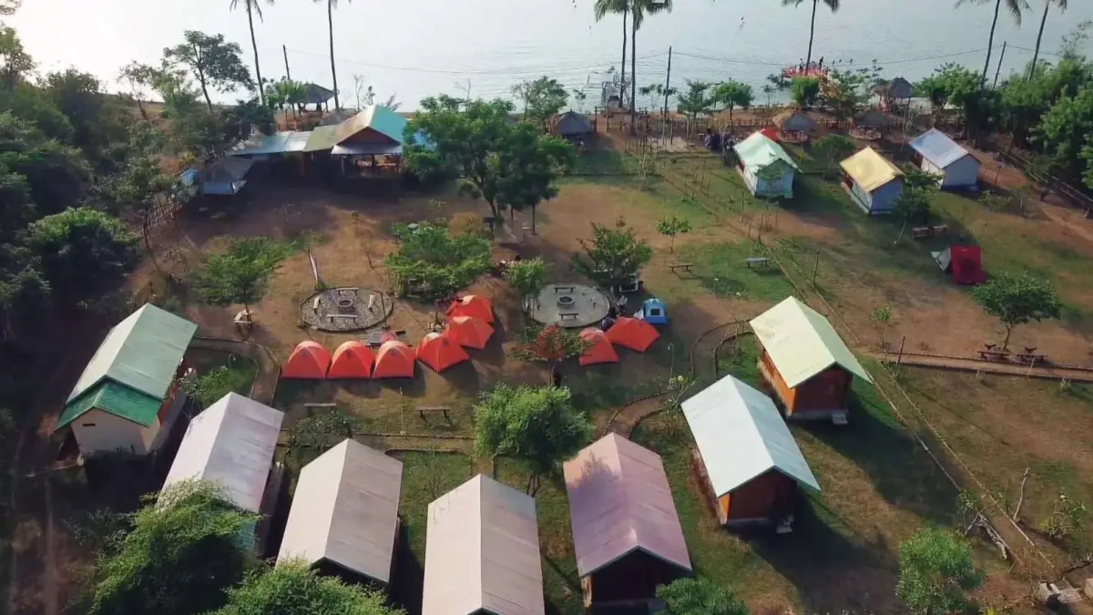Inilah pemandangan area Beach Camp Lombok dari atas yang berlokasi di Sekotong Barat, Lombok Barat. 