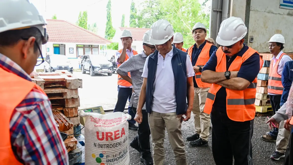 Jajaran Direksi dan Dewan Komisaris PT Pupuk Kalimantan Timur (Pupuk Kaltim) melakukan peninjauan langsung ke Gudang Pupuk Pusri (GPP) di Kecamatan Telaga, Kabupaten Gorontalo, Senin (18/5).