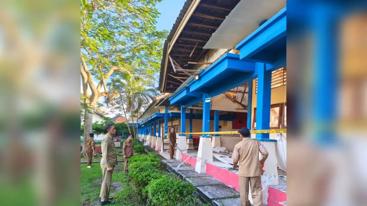 Kepala Dinas PUPRPKP NTB Lalu Kusuma Wijaya (dua dari kiri), saat meninjau langsung kondisi dua ruang kelas di SMAN 7 Mataram yang ambruk, Selasa (19/5). (IST/LOMBOK POST)