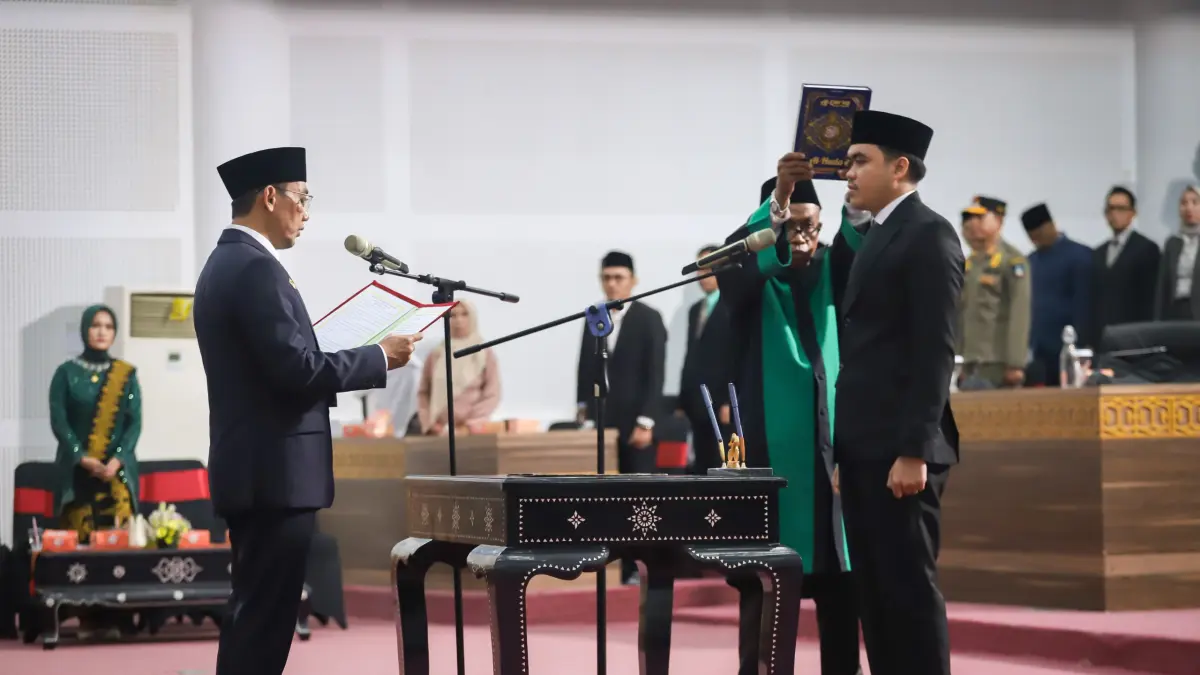 Ketua DPRD Loteng Lalu Ramdan (kiri) mengambil sumpah janji Muhammad Najib Daud Muhsin (kanan) sebagai Anggota DPRD Loteng PAW sisa masa jabatan 2024-2029 di gedung DPRD Loteng, Senin (18/5).
