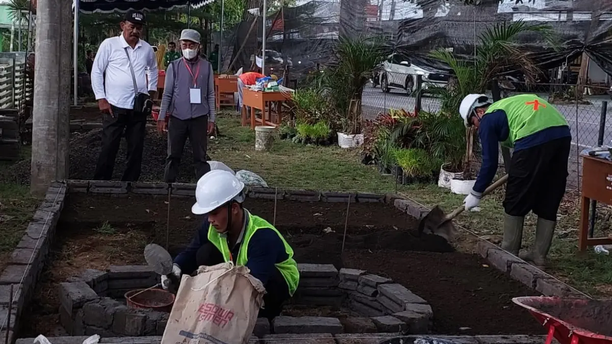 LOMBA LKS: Siswa SMK saat melaksanakan LKS Landscape dan Gardening tingkat Provinsi NTB di SMKPPN Mataram, Senin (18/5).


