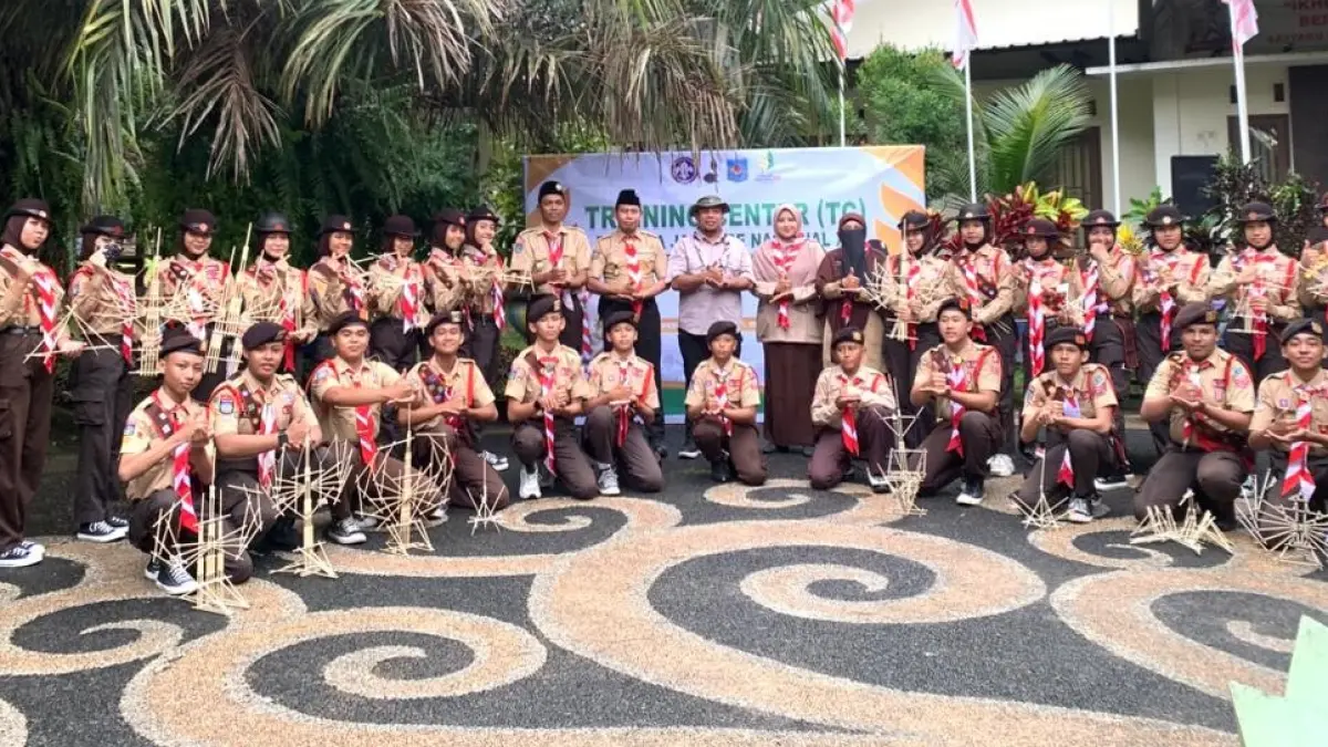 MATANGKAN PERSIAPAN: Peserta penggalang Gerakan Pramuka Kota Mataram melaksanakan TC untuk persiapan Jamnas di Bumi Perkemahan H Moh Ruslan, Pagutan Timur, Minggu (17/5).
