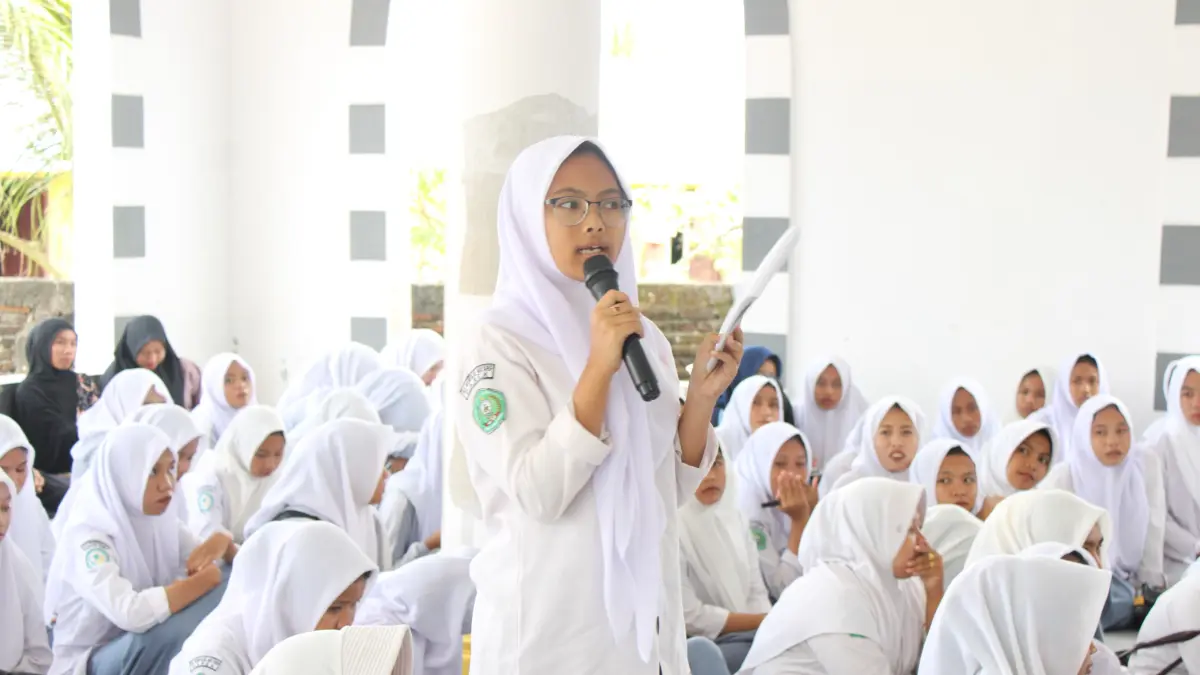 Melalui program Jaksa Masuk Pesantren (JMP), Korps Adhyaksa memberikan edukasi hukum terkait bahaya cyberbullying dan hoaks di Pondok Pesantren Manhalul Ma’arif Darek, Lombok Tengah, Senin (18/5).