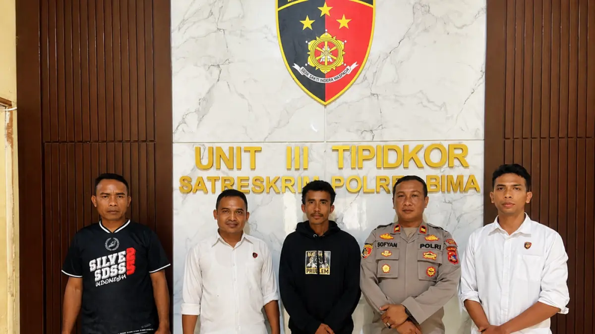 Pelaku ML (tengah) saat diamankan di Satreskrim Polres Bima, Senin (18/5).