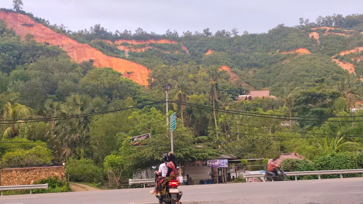 Pengendara bermotor saat melintasi jalan raya wisata Kuta, Pujut, Loteng, beberapa waktu lalu. (Dewi/Lombok Post) 
