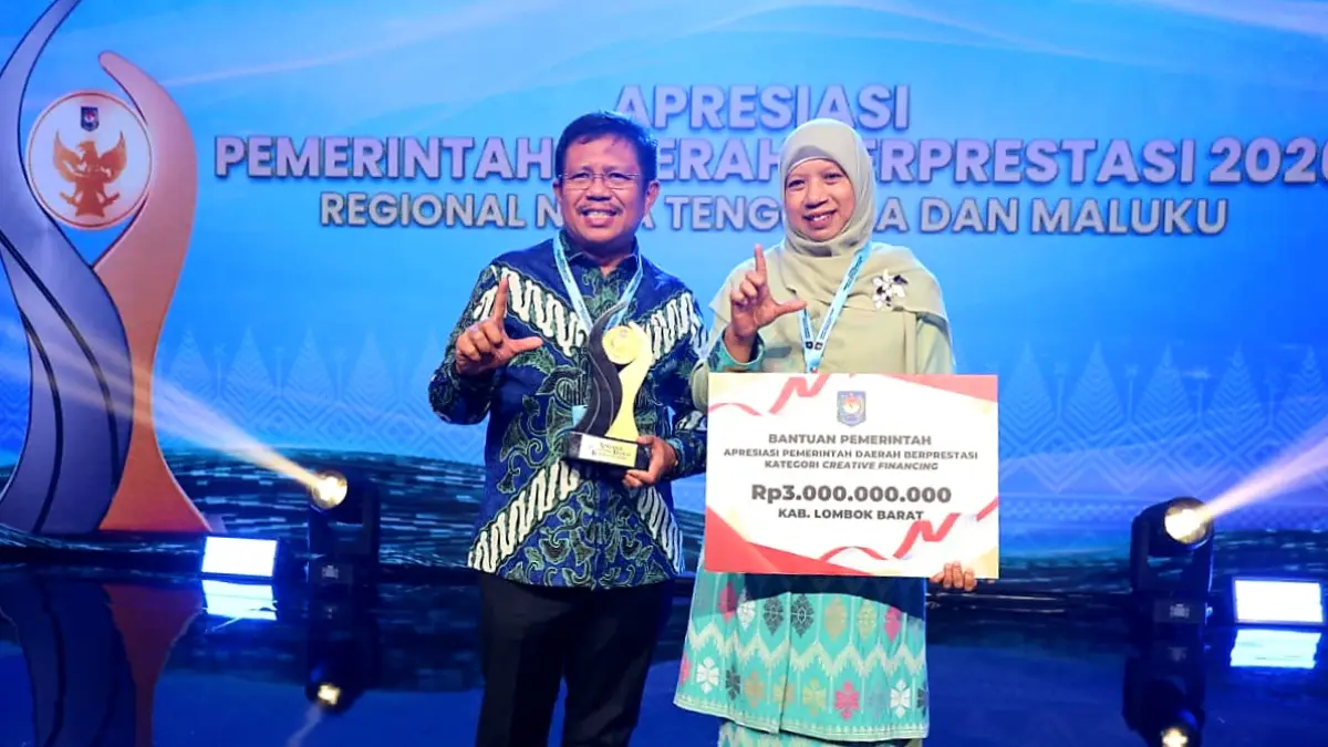 PRESTASI NASIONAL: Bupati Lombok Barat Lalu Ahmad Zaini didampingi Wakil Bupati Nurul Adha saat menunjukkan trofi penghargaan Creative Financing dan simbolis insentif fiskal Rp 3 miliar dari pemerintah pusat, Selasa (19/5).
(Dok Diskominfo Lobar)