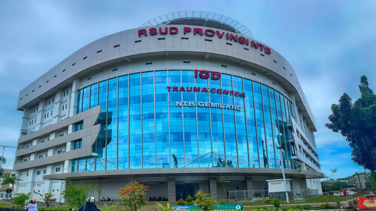 RS RUJUKAN: Dua pengendara sepeda motor, melintas di depan gedung IGD Trauma Center RSUD NTB, beberapa waktu lalu. (IVAN/LOMBOK POST)