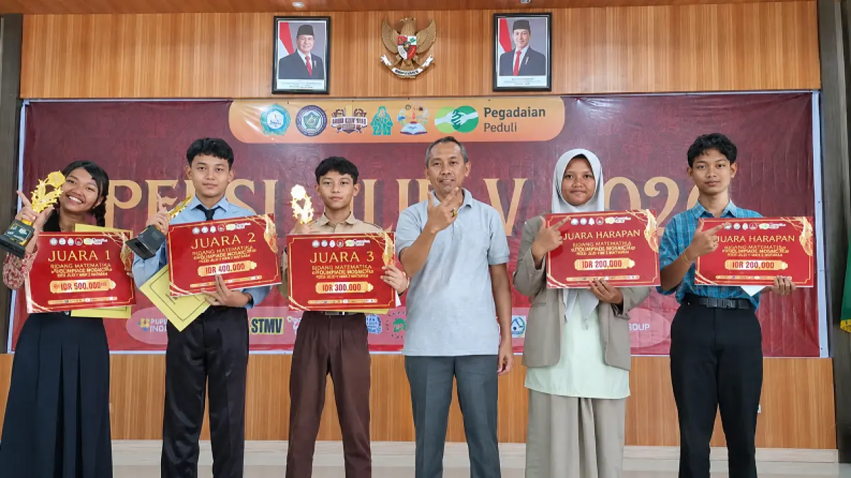 SANG JUARA: Kepala MAN 2 Mataram Sumber Hadi (tiga dari kanan) foto bersama siswa yang meraih juara pada Olimpiade Mosaic MAN 2 Mataram, Sabtu lalu (16/5).


