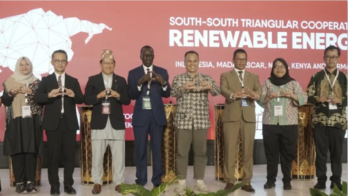 FORUM ENERGI: Kepala Dinas Kominfotik NTB Ahsanul Khalik bersama delegasi Indonesia, Madagaskar, Nepal, Kenya, dan Jerman saat kegiatan forum internasional kerja sama energi terbarukan di Hotel Prime Park Mataram, Selasa (19/5). (DISKOMINFOTIK NTB/LOMBOK POST)