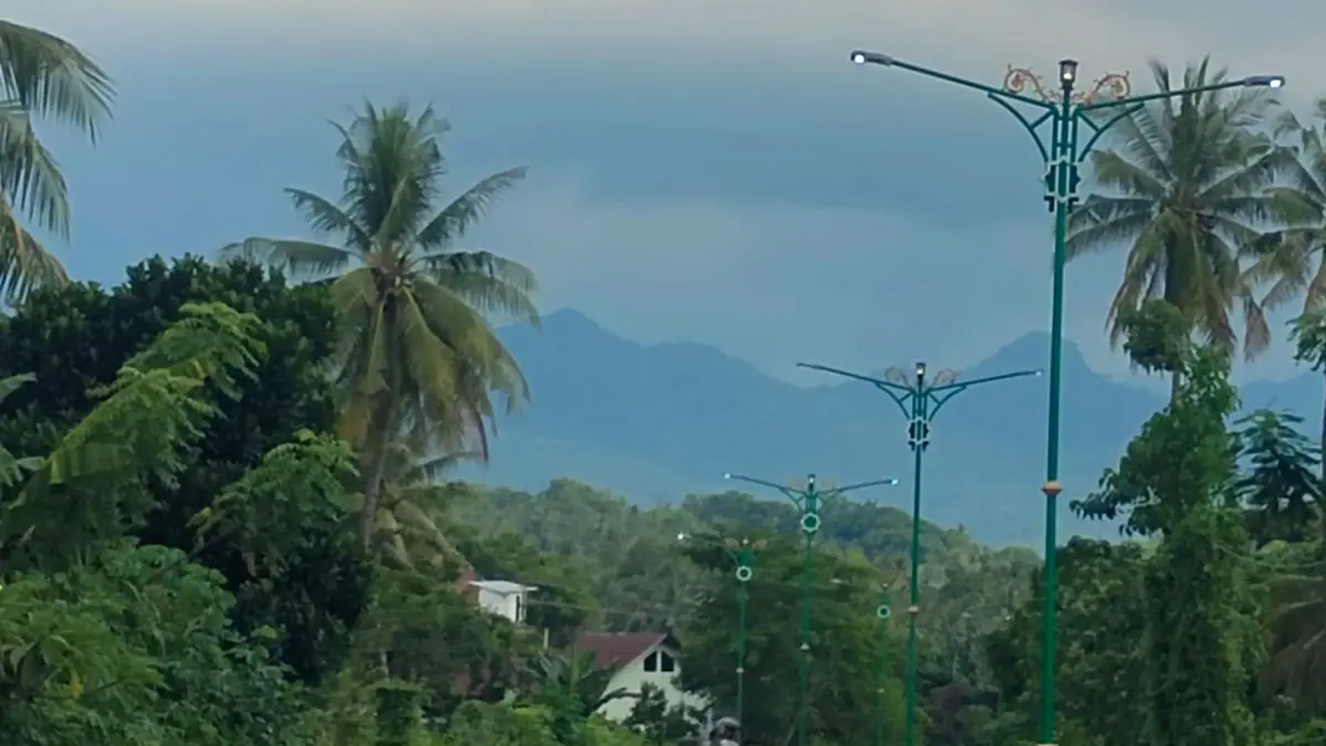 BELUM OPTIMAL: Deretan PJU di ruas jalan menuju Pantai Impos. Pemda KLU mengakui masih banyak PJU tidak nyala.