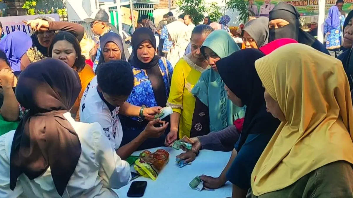 BERDESAKAN: Warga Kelurahan Bintaro berdesakan demi memperoleh minyak goreng murah di Gerakan Pangan Murah (GPM) Dinas Pertanian dan Ketahanan Pangan NTB di Kantor Lurah Bintaro, Kota Mataram, Rabu (20/5). (Ferial/Lombok Post)