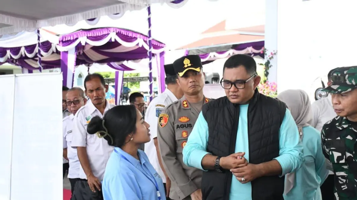BUKA LAPANGAN PEKERJAAN: Wakil Bupati KLU Kusmalahadi Syamsuri &nbsp;meninjau stan Job Fair. Pada job fair ini dibuka 670 lowongan pekerjaan.