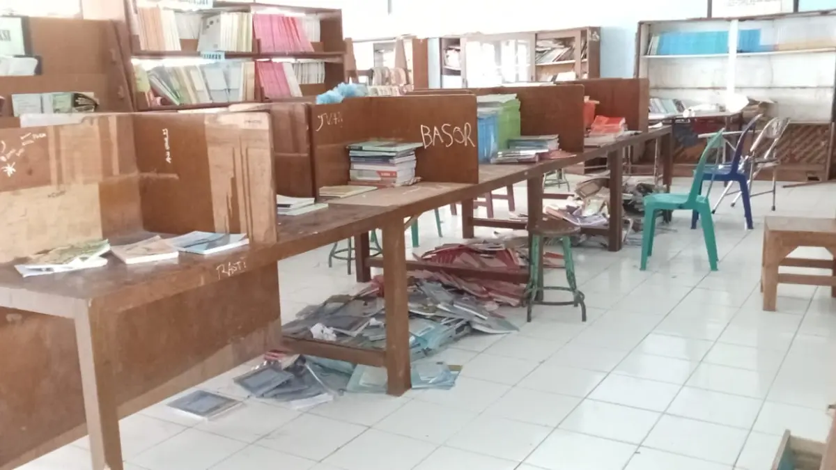Buku-buku perpustakaan SMAN 1 Kempo, Dompu, tampak berantakan di bawah meja, belum lama ini.