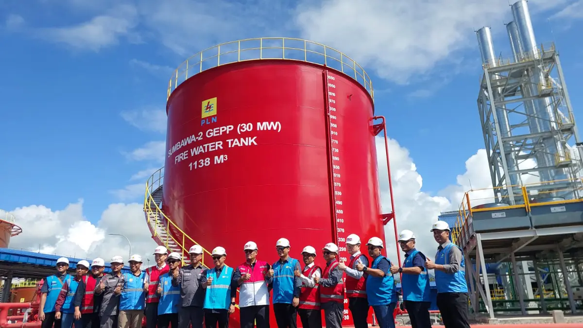 GM PLN UIP Nusra Rizki Aftarianto (tengah) bersama jajarannya dan pihak konsorsium foto di area PLTMG Sumbawa 2 usai acara syukuran penyelesaian proyek, Rabu (20/5).