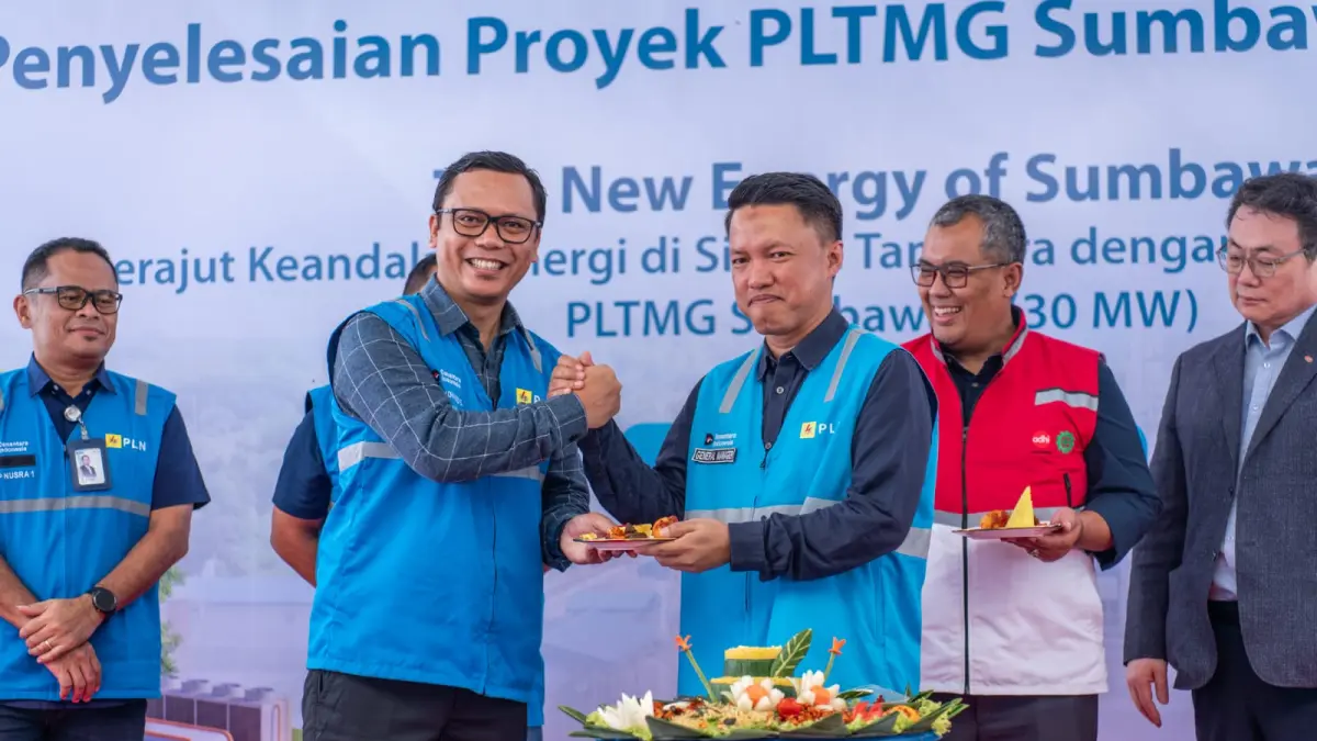 GM PLN UIP Nusra Rizki Aftarianto (tiga kanan) memberikan tumpeng kepada Manager UPP Nusra 1 Yogi Y. Siburian dalam acara syukuran penyelesaian proyek PLTMG Sumbawa 2, Rabu (20/5).