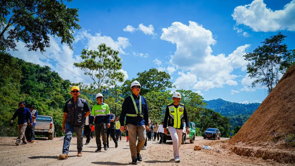 HARUS TUNTAS: Gubernur NTB Lalu Muhamad Iqbal (tengah), meninjau progres penanganan ruas jalan Lenangguar-Lunyuk, Sumbawa, beberapa waktu lalu. (DISKOMINFOTIK NTB FOR LOMBOK POST)