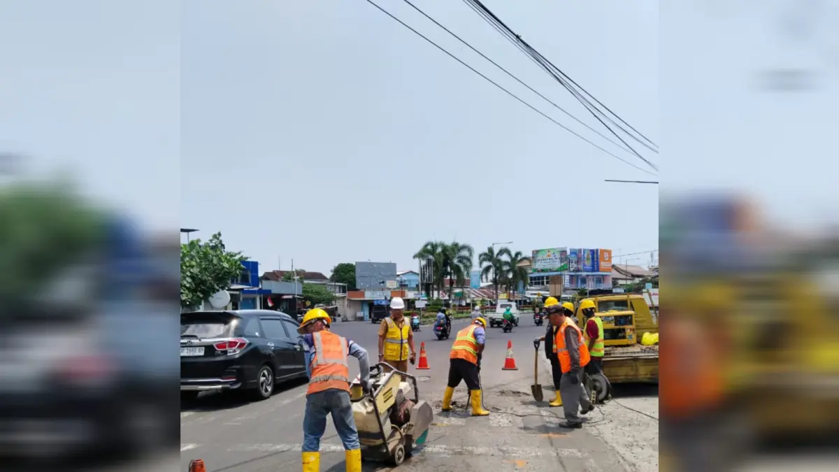 ILUSTRASI: Sejumlah pekerja memperbaiki jalan rusak di Kota Mataram, beberapa waktu lalu. (IST/LOMBOK POST)