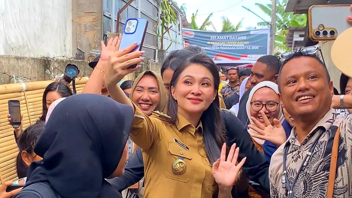 JADI IDOLA: Antusiasme warga menyambut kedatangan Gubernur Maluku Utara Sherly Tjoanda Laos saat menghadiri peluncuran program BSPS Kementerian PKP di Desa Dasan Geria, Kecamatan Lingsar, Lombok Barat, Selasa (19/5).&nbsp; (Toni/Lombok Post)