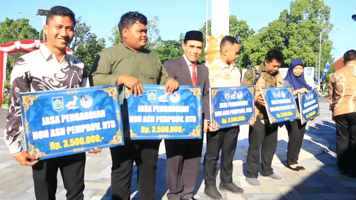 JANJI GUBERNUR: Lima eks honorer Pemprov NTB, mendapatkan tali asih yang diserahkan secara simbolis, usai upacara peringatan Harkitnas ke 118, di Lapangan Bumi Gora kompleks Kantor Gubernur NTB, Rabu (20/5). (IST/LOMBOK POST)