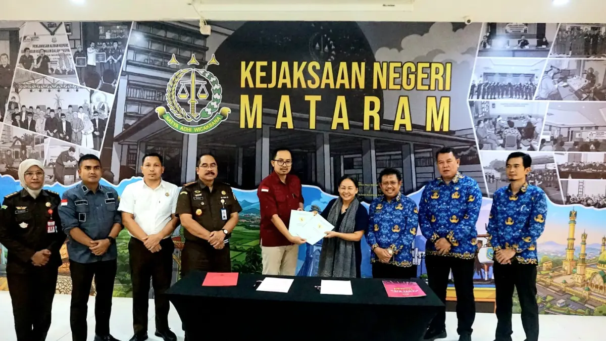 KEMBALI KE DAERAH: Bupati Lombok Barat, Lalu Ahmad Zaini bersama Direktur PT Tripat Wewe Anggreaningsih saat menerima aset sertifikat pengembalian aset lahan eks Lombok City Center (LCC) seluas 8,3 hektare dari Kejari Mataram, Rabu (20/5).
