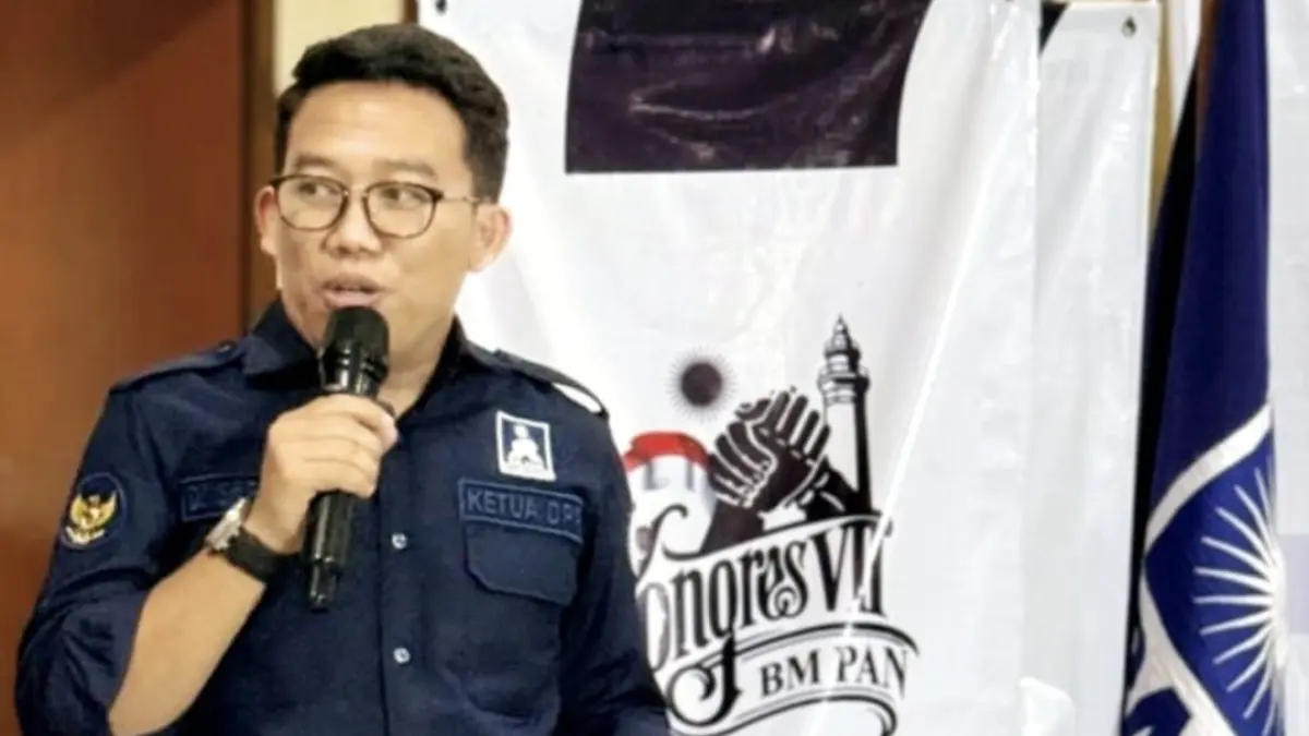 Ketua DPD PAN Kota Mataram Dwi Jaya Saputra menyerahkan formulir pendaftaran calon ketua umum Barisan Muda Penegak Amanat Nasional (BM PAN) di Jakarta, Minggu (17/5).