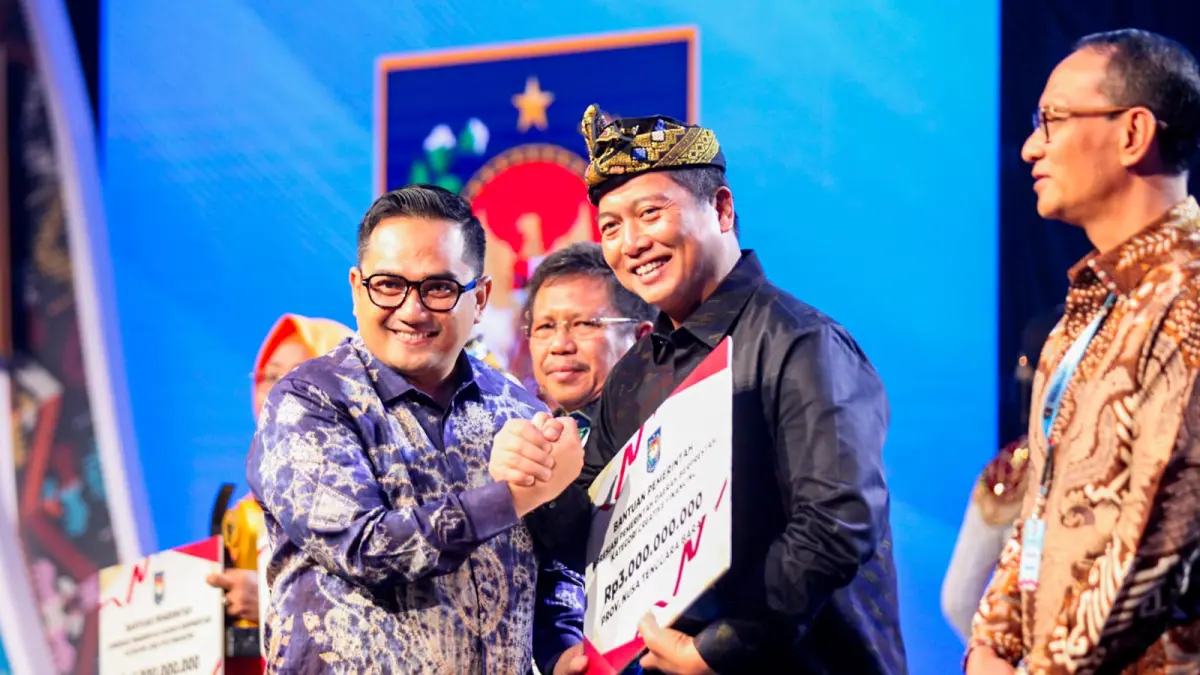 BANGGA: Gubernur NTB Lalu Muhamad Iqbal (dua dari kanan) saat menerima penghargaan Terbaik I tingkat provinsi kategori Creative Financing, dalam Apresiasi Daerah Berprestasi Tahun 2026, yang diserahkan Ketua Komisi II DPR RI Muhammad Rifqinizamy Karsayuda, di Senggigi, Lombok Barat, Selasa (19/5). (BIRO UMUM DAN ADPIM SETDA NTB FOR LOMBOK POST)
