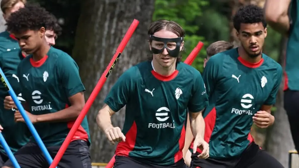 PAKAI TOPENG: Luka Modric kembali berlatih bersama skuad AC Milan. (Istimewa) 