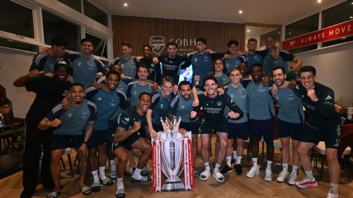 Pemain Arsenal merayakan gelar juara Liga Inggris. (ARSENAL.COM)