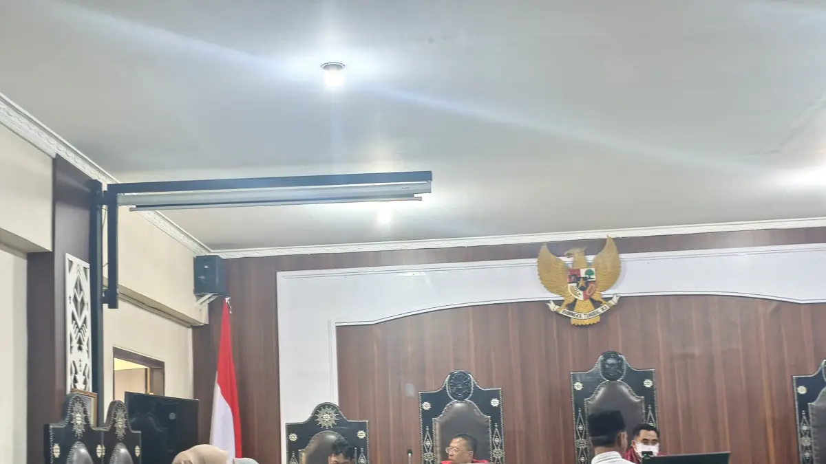 PEMERIKSAAN TERDAKWA: Terdakwa Radiet Ardiansyah menjalani sidang di PN Mataram, Selasa (19/5). (HARLI/LOMBOK POST)