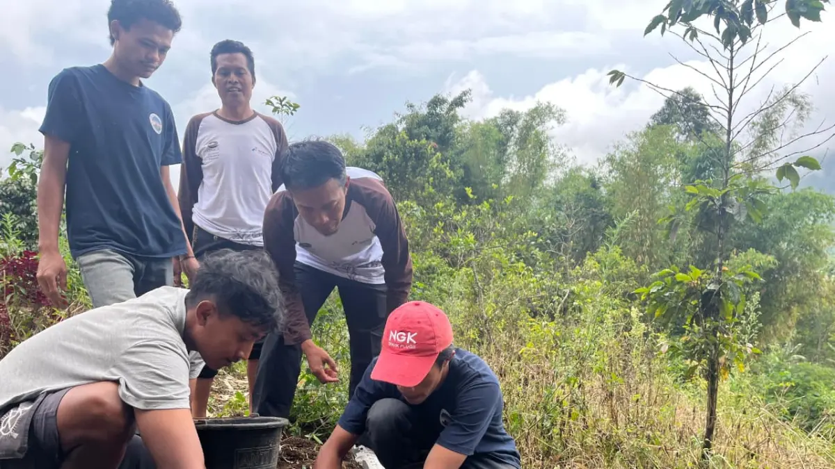 Perwakilan Pertamina Patra Niaga bersama kelompok tani LUNACO menanam bibit kopi Typica Arabica khas Sembalun di Desa Sembalun Bumbung, Lombok Timur, dalam momentum Hari Kebangkitan Nasional 2026.