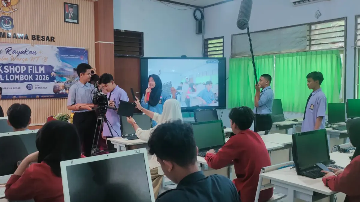 Peserta Workshop Festival Film Lombok 2026 melakukan praktik pembuatan film. (DIKPORA NTB)
