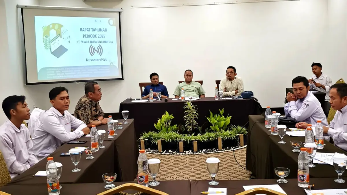 RUPS: Jajaran direksi, manajemen, dan pemegang saham PT Suara Nusa Multimedia mengikuti RUPS dan rapat tahunan di Same Hotel, Selasa (13/5).&nbsp;